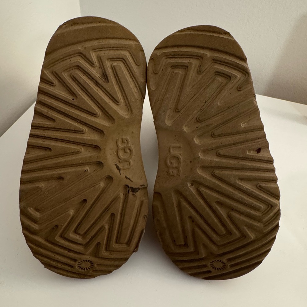 Toddler Ugg Boots - size 9 - Picture 10 of 10